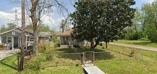 109 Porter St, La Marque, TX 77568