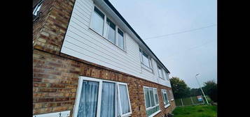 Flat to rent in Laburnham Close, Upminster RM14