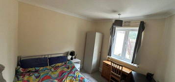 Room to rent in Holmleigh Avenue, Dartford DA1