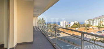 Apartamento T3 em condomínio, vista mar, Funchal, Madeira