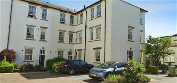 Town house for sale in Woodmere Drive, Old Whittington, Chesterfield S41