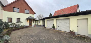 Gepflegtes Einfamilienhaus mit Garten, Nebengebäude und Doppelgarage in Karlsdorf