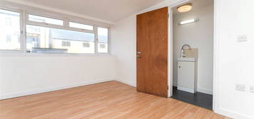 Studio to rent in Railway Road, Newhaven, East Sussex BN9