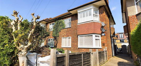 Maisonette to rent in Glen Road, Chessington, Surrey. KT9