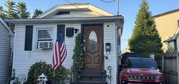 1 Milbank Rd, Staten Island, NY 10306