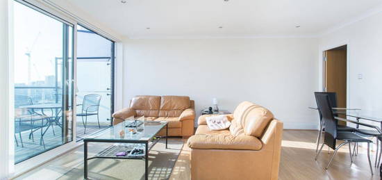 Flat to rent in Boardwalk Place, Canary Wharf, London E14