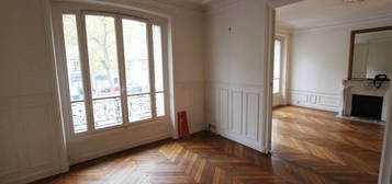 PARIS 7EME. AVENUE DE SAXE. LOCATION PAR INSTITUTIONNELS. APPARTEMENT 5 PIECES DE 98m² A LOUER