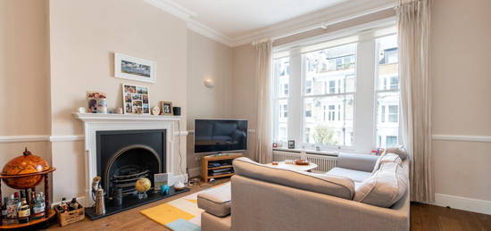 Flat for sale in Belsize Crescent, London NW3