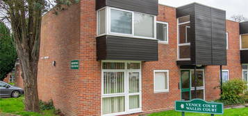 Flat to rent in Wake Green Park, Moseley, Birmingham B13