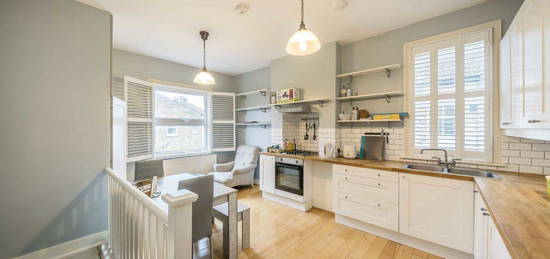 Maisonette to rent in Temple Road, London W5