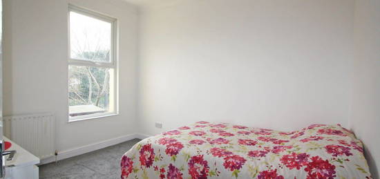 Room to rent in Elmers Road, Woodside, Croydon SE25