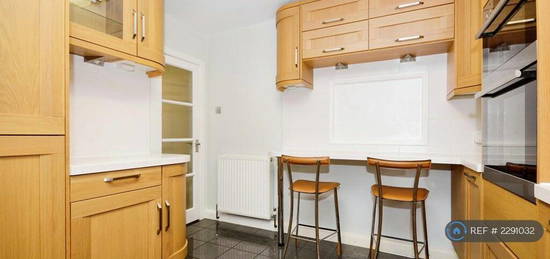 3 bedroom maisonette