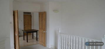 2 bedroom maisonette