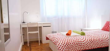 726374 - Quarto com cama de solteiro em...