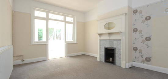 Flat to rent in Sutton Road, Maidstone ME15