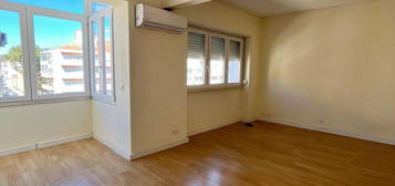 Arrendamento de Apartamento T4  na rua Francisco Metrass, 40