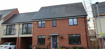 5 bed link detached house to rent