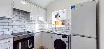 Flat to rent in Valentia Road, Reading RG30