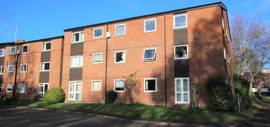 Flat to rent in Gilligan Close, Horsham RH12