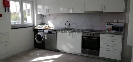 Arrenda se Apartamento T1 perto da cidade, cozinha equipada e com alguma mobilia!