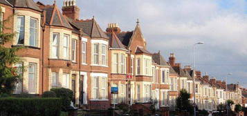 6 bed terraced house to rent