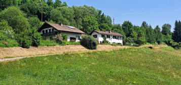 Einfamilienhaus mit Nebengebäude in idyllischer Lage