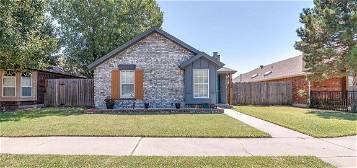 2138 Parkview Dr, Moore, OK 73170