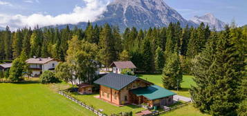 Traditionelles Tiroler Holzhaus in idyllischer Lage mit Doppel-Carport und Bergblick