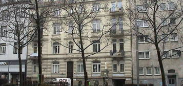 Helle Dachgeschosswohnung mit Dachterrasse und Aufzug im Stilaltbau in Laufnähe zur Innenstadt