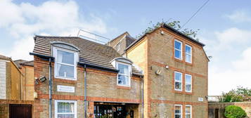 Flat to rent in Wilton Road, Salisbury SP2