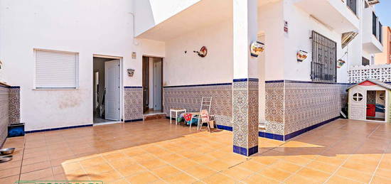 Casa adosada en venta en Roquetas Pueblo