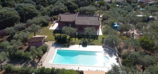 Villa Bifamiliare con Piscina