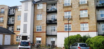 Flat to rent in Russell Road, Basingstoke RG21