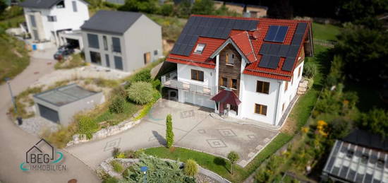 Großzügiges Zweifamilienhaus mit traumhaftem Ausblick