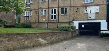 Flat to rent in Stevens Close, Beckenham BR3