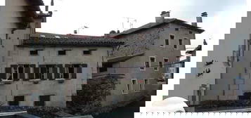 Maison en pierre particulièrement fraiche