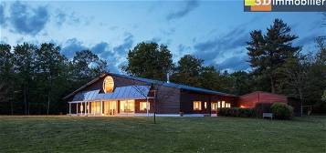 A vendre belle et grande maison atypique  de 12 pièces , 500 m² habitables, sur 65000m² de terrain avec bois et étang