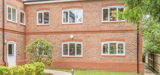 Flat to rent in Reading Road, Copper Beech Place RG41