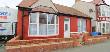 Bungalow to rent in Sandringham Avenue, Rhyl LL18