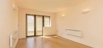 Flat to rent in Watermarque, 100 Browning Street B16