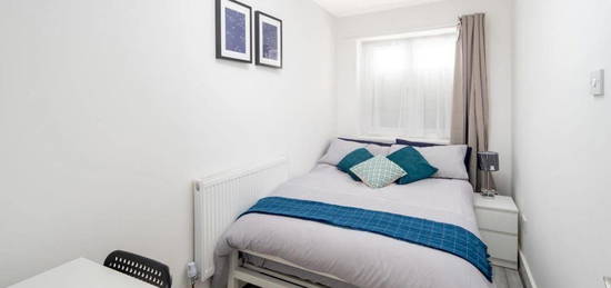 Room to rent in Salisbury Road, London E12