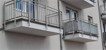 2 Wohnungen (2 + 3 Zimmer) jeweils mit Balkon und TG als Kanzlei umgebaut