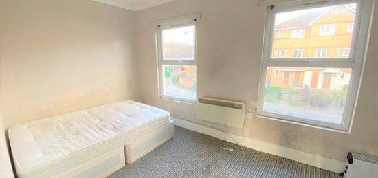 Flat to rent in West Street, Erith DA8