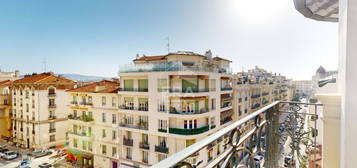 NICE - CENTRE VILLE / RUE CHÂTEAUNEUF : JOLI ET TRÈS LUMINEUX 2/3 PIÈCES AVEC BALCONS