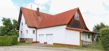 Gemütliches Wohnen mit großem Garten, Scheune und zwei Garagen – ein idyllischer Rückzugsort.