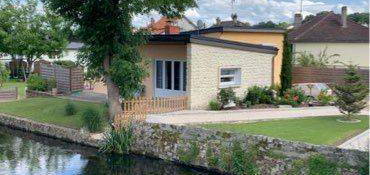 Maison d'architecte au bord de la rivière