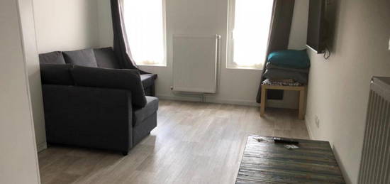 Studio meublé  à louer, 1 pièce, 25 m², Étage 2/–