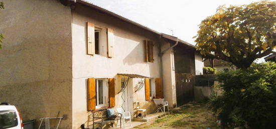 Maison ancienne avec ses grandes dépendanes