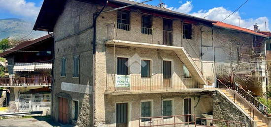 Casa di paese in vendita in via Colle delle Finestre