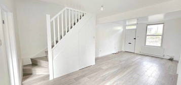 2 bed end terrace house to rent